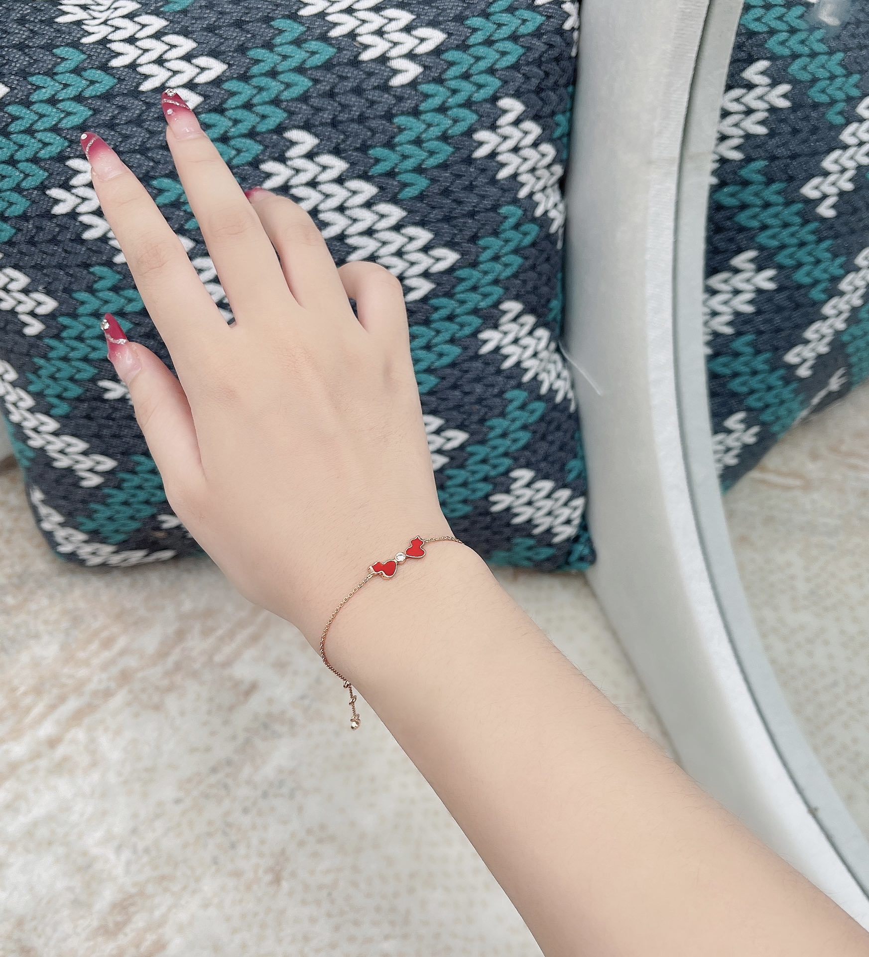 Premium Red Heart Charm Bracelet – Delicate & Elegant