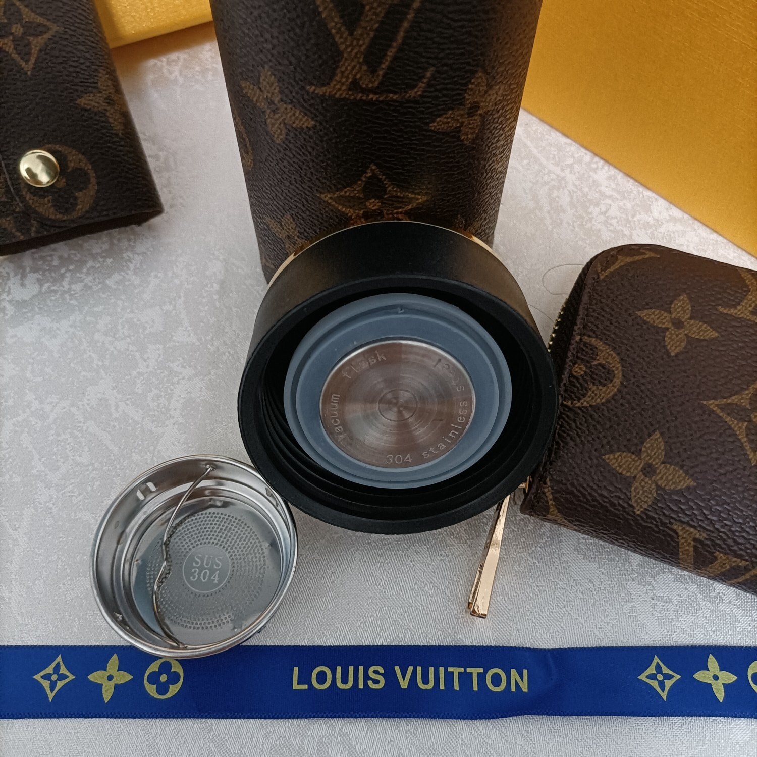 monogram temperature Louis Vuitton Brown Thermos – Louis Vuitton