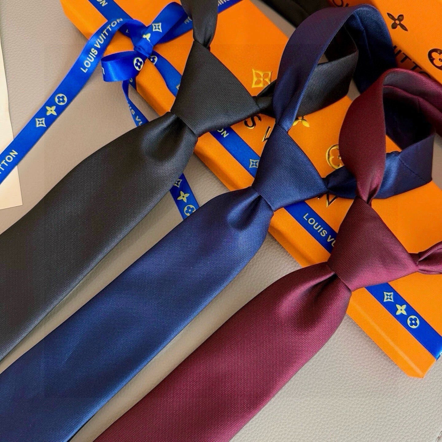 Louis Vuitton Solid Color Silk Tie Set – Luxury Gift