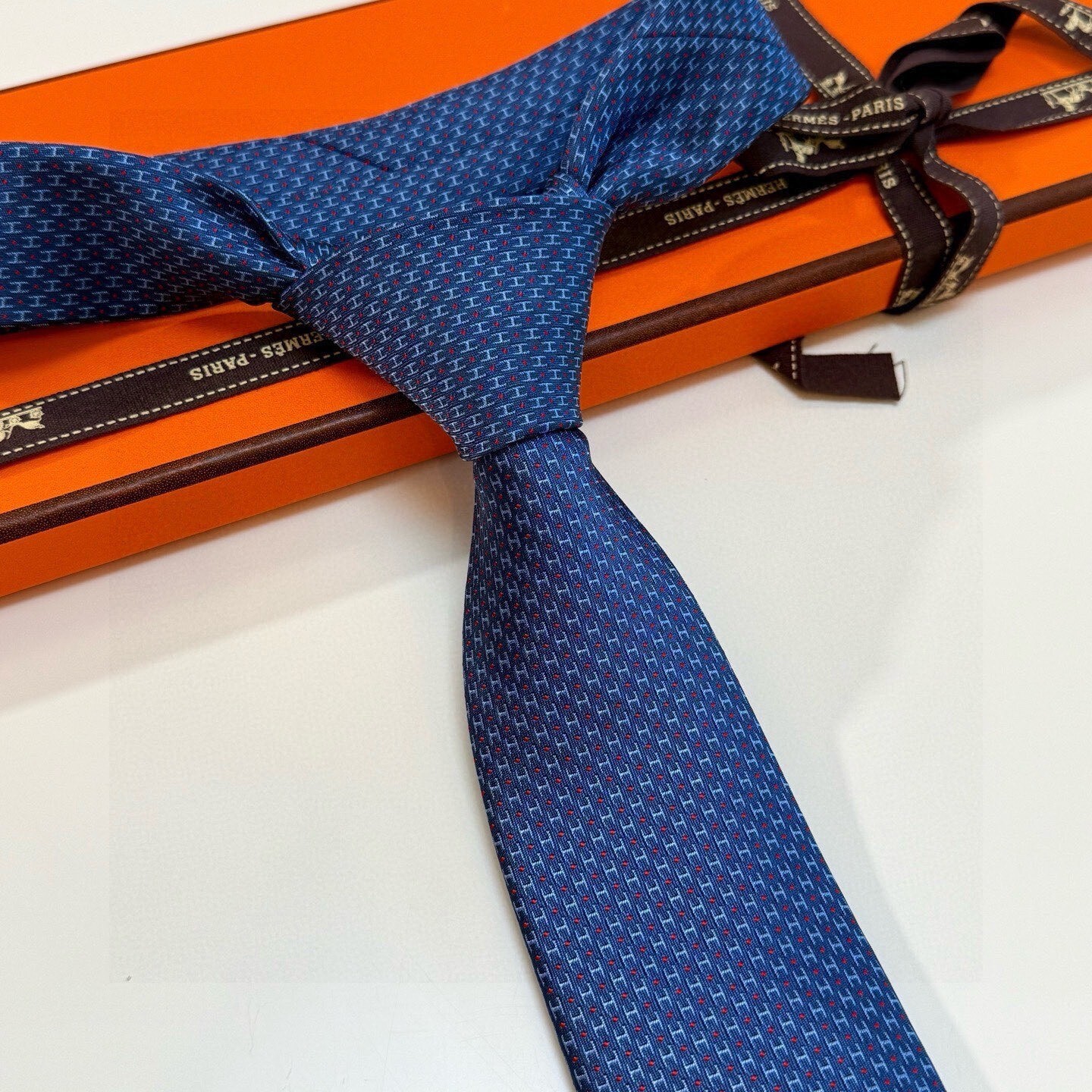 Hermès Cobalt Blue Silk Tie – Hermès Cobalt Blue Micro-Pattern Silk