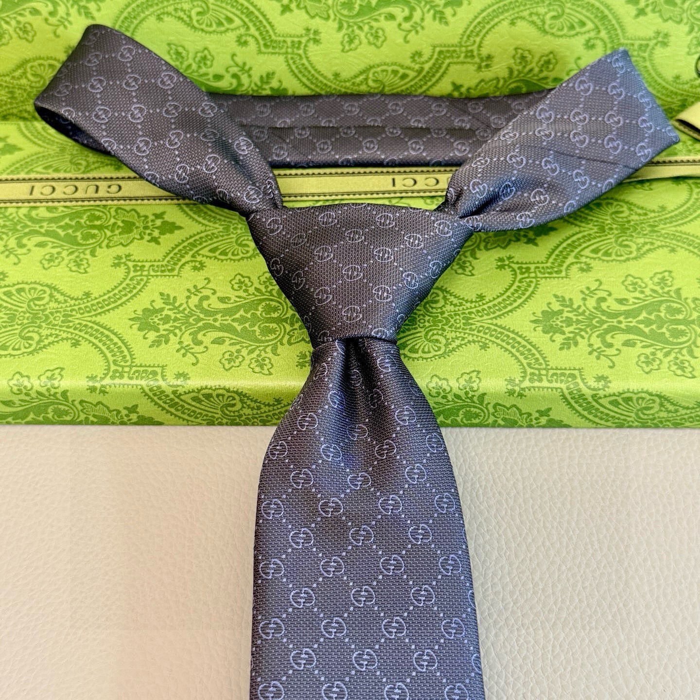 Gucci Gray GG Silk Tie pattern – Gucci Gray GG Pattern Silk Tie