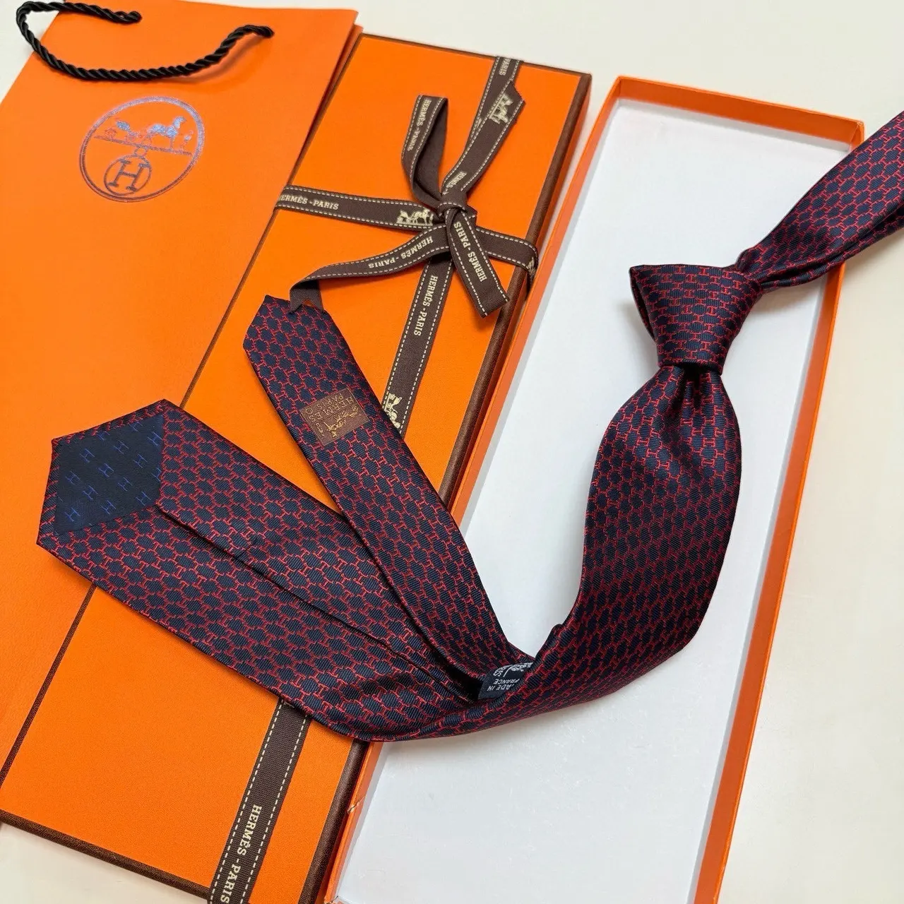 elegant Hermès Red H Geometric Silk Tie - Hermès Red H Geometric Silk