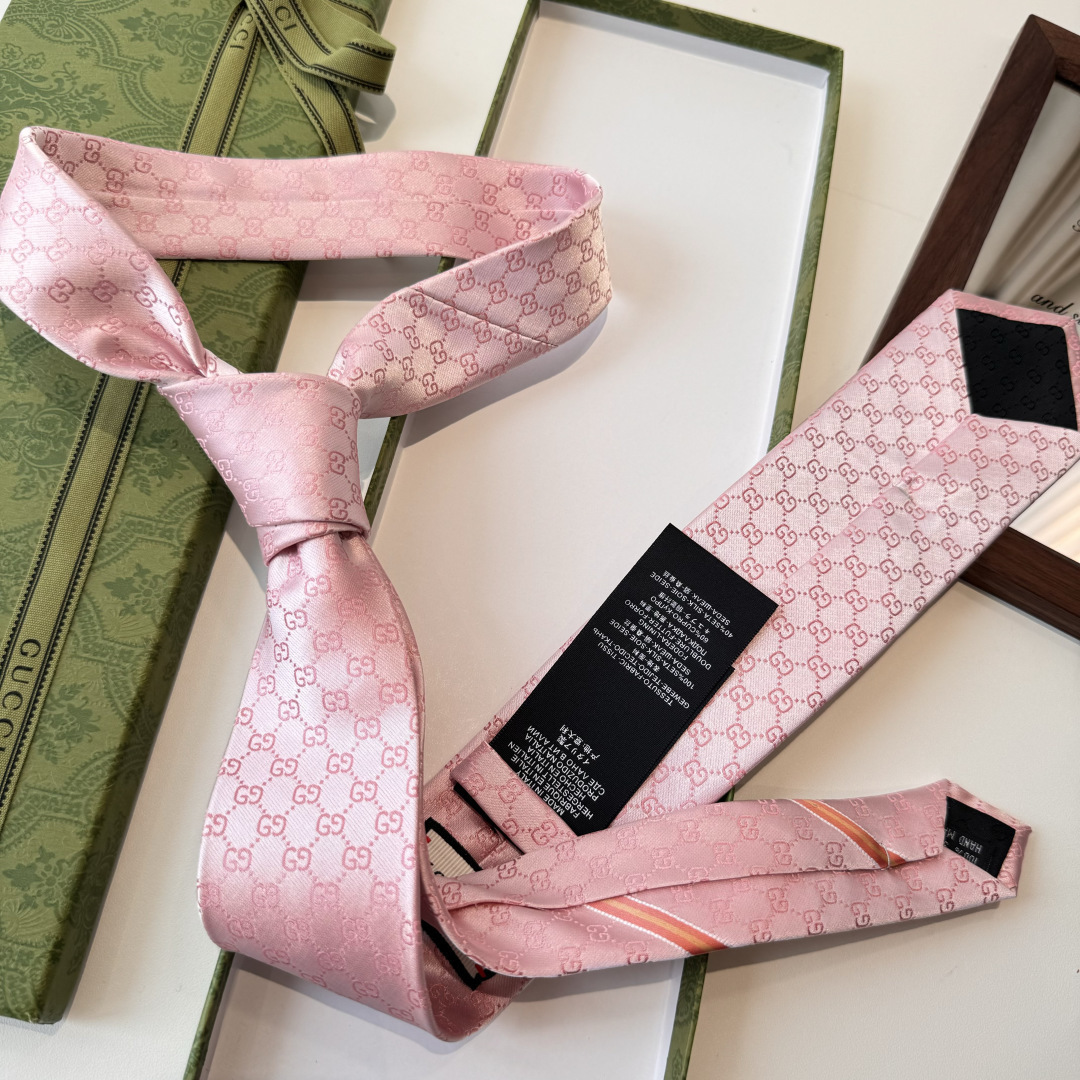 pattern designer Gucci Pink GG Silk Tie