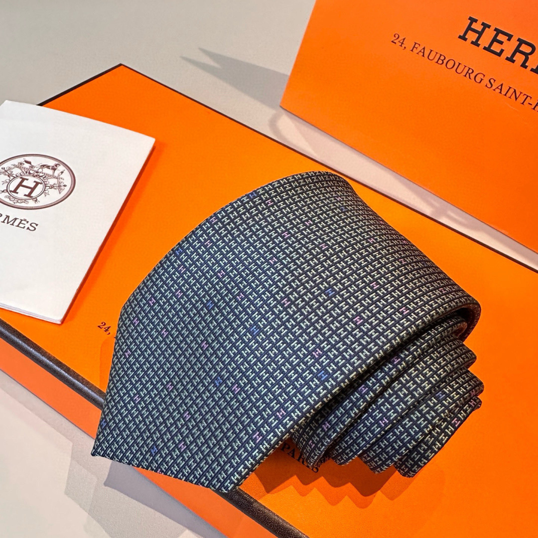 designer Hermès Grey H Pattern Silk Tie