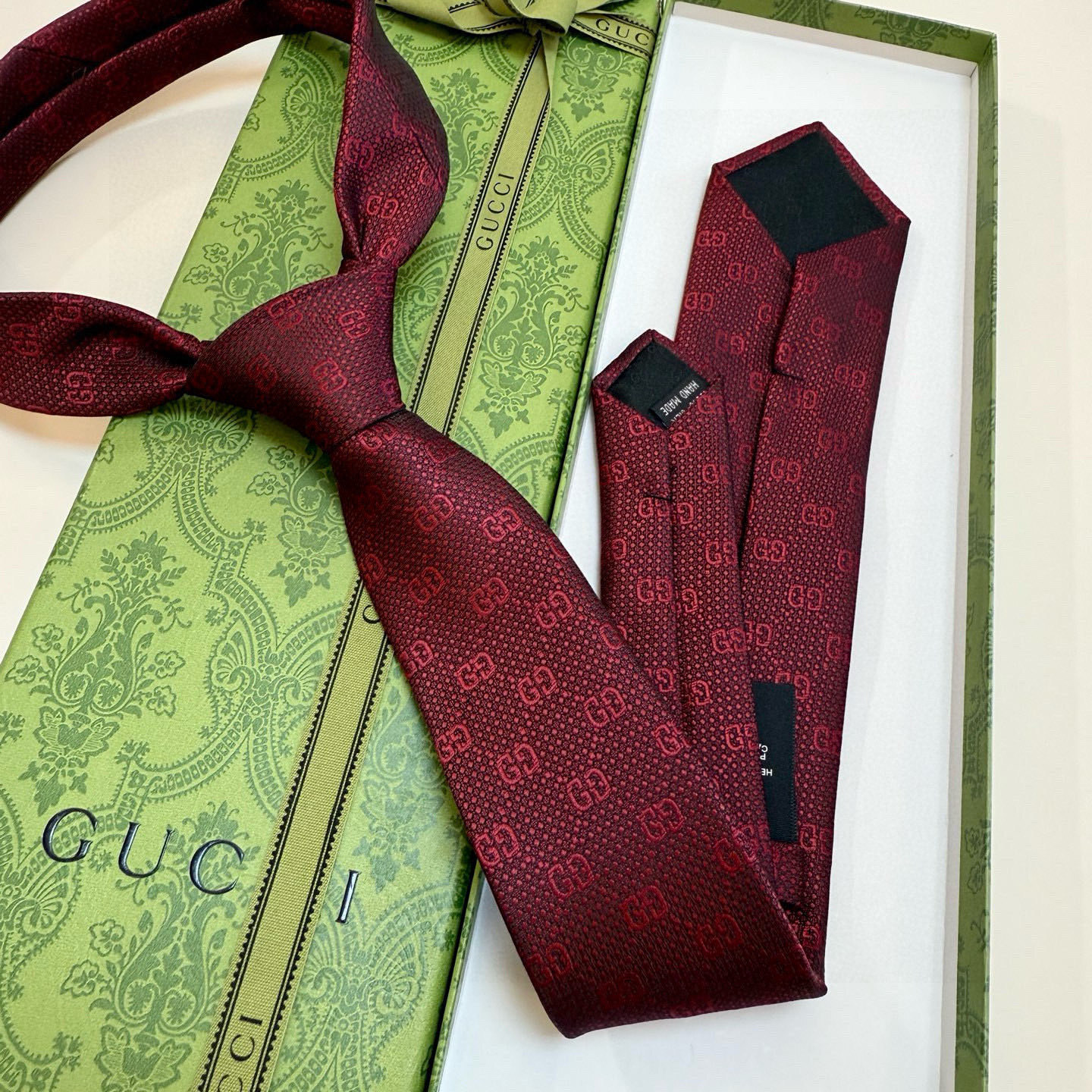 elegant Gucci Bordeaux GG Silk Tie – Gucci Bordeaux GG Silk Tie
