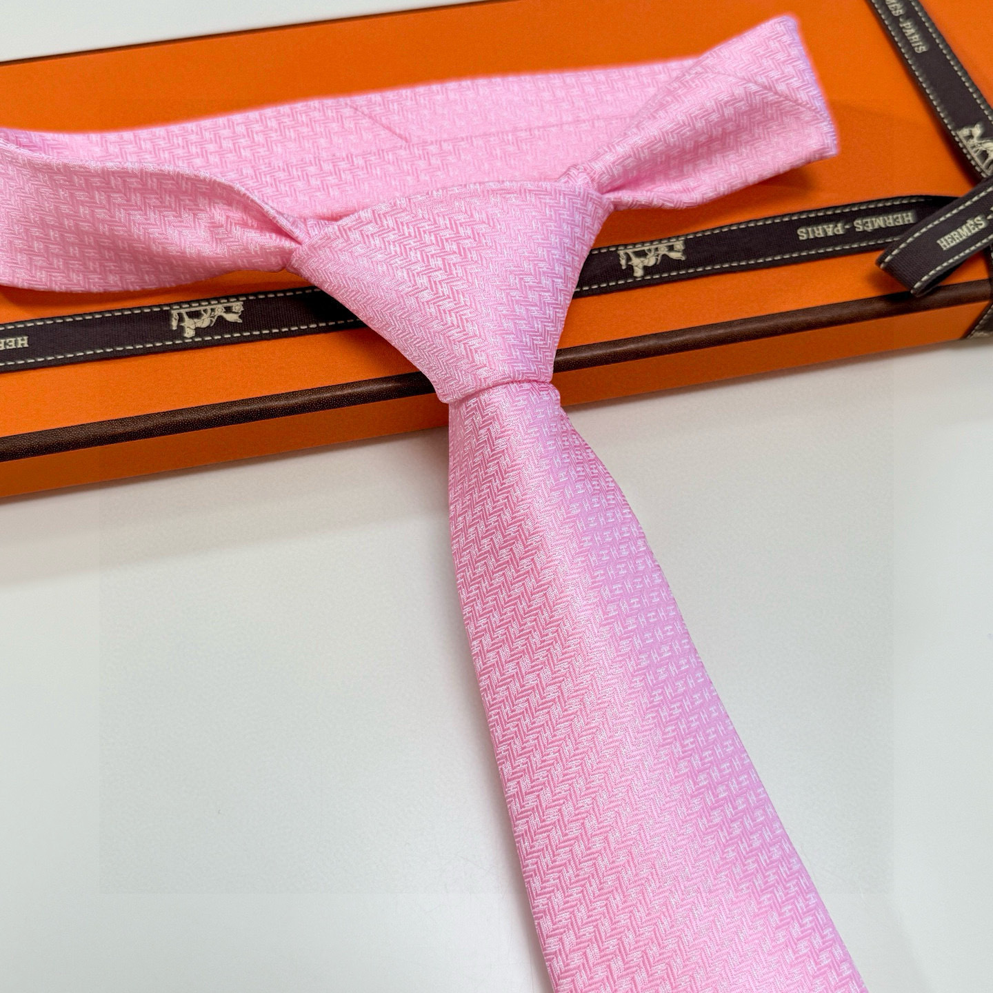 micro Hermès Pink Silk Tie – Hermès Pink Micro-Pattern Silk Tie