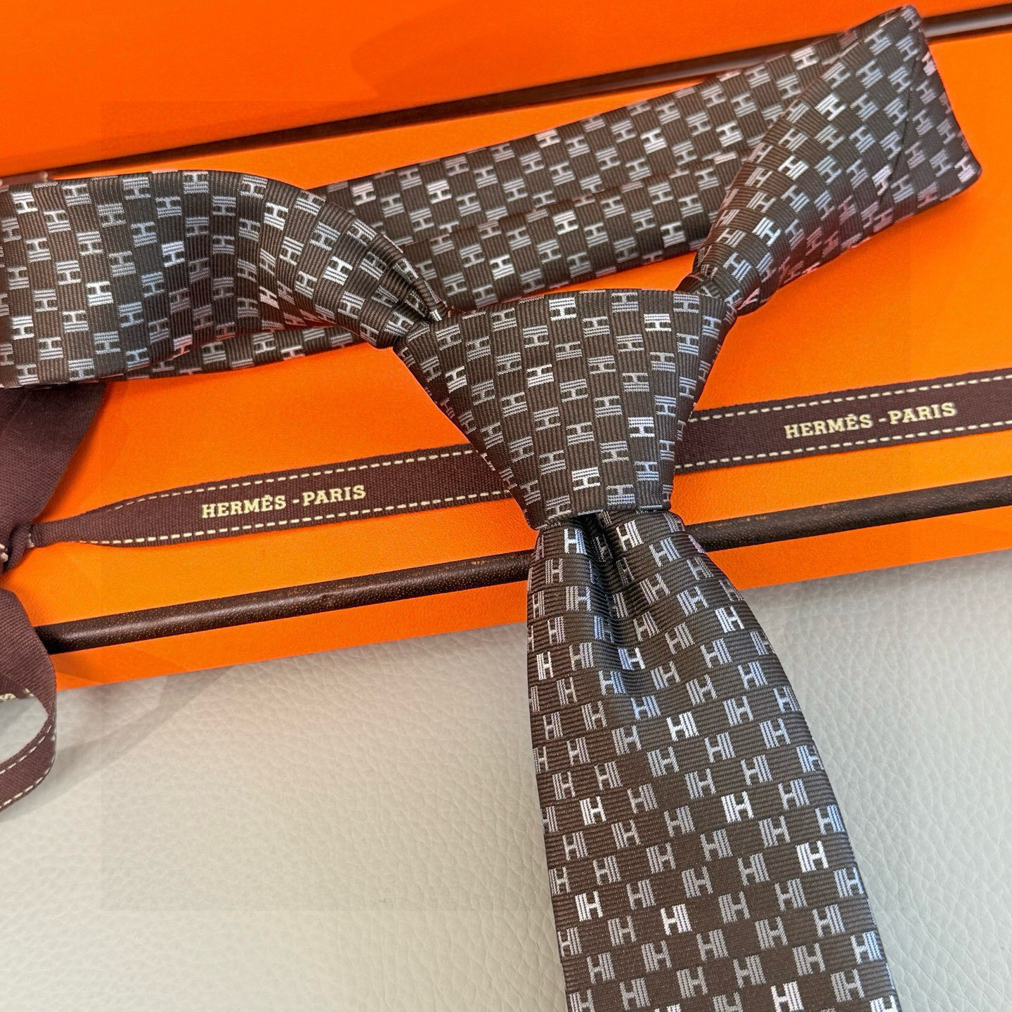 Hermès Brown ‘H’ Motif Silk Tie – Luxury Neckwear