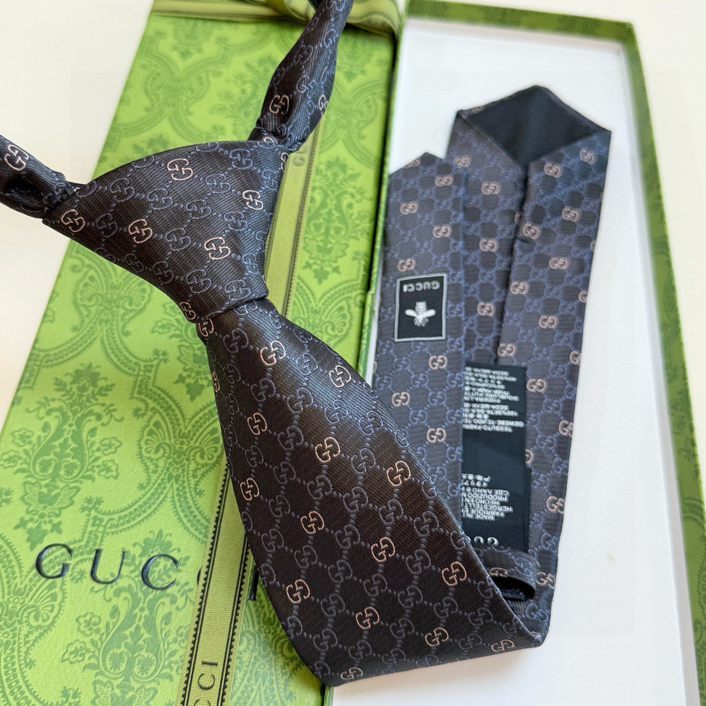 Gucci Anthracite GG Pattern Tie – Gucci Anthracite GG Pattern Silk Tie