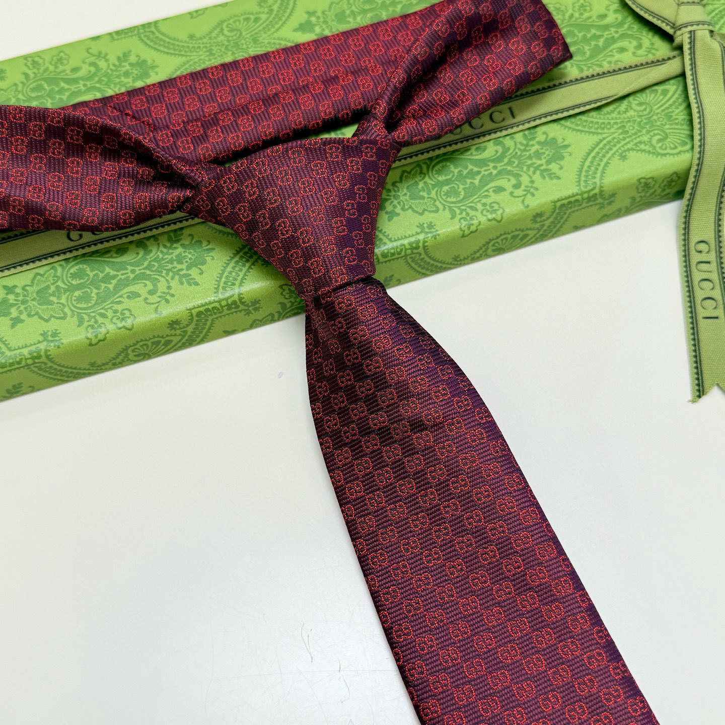 Gucci Burgundy GG Tie – Gucci Burgundy GG Pattern Silk Tie – Elegant
