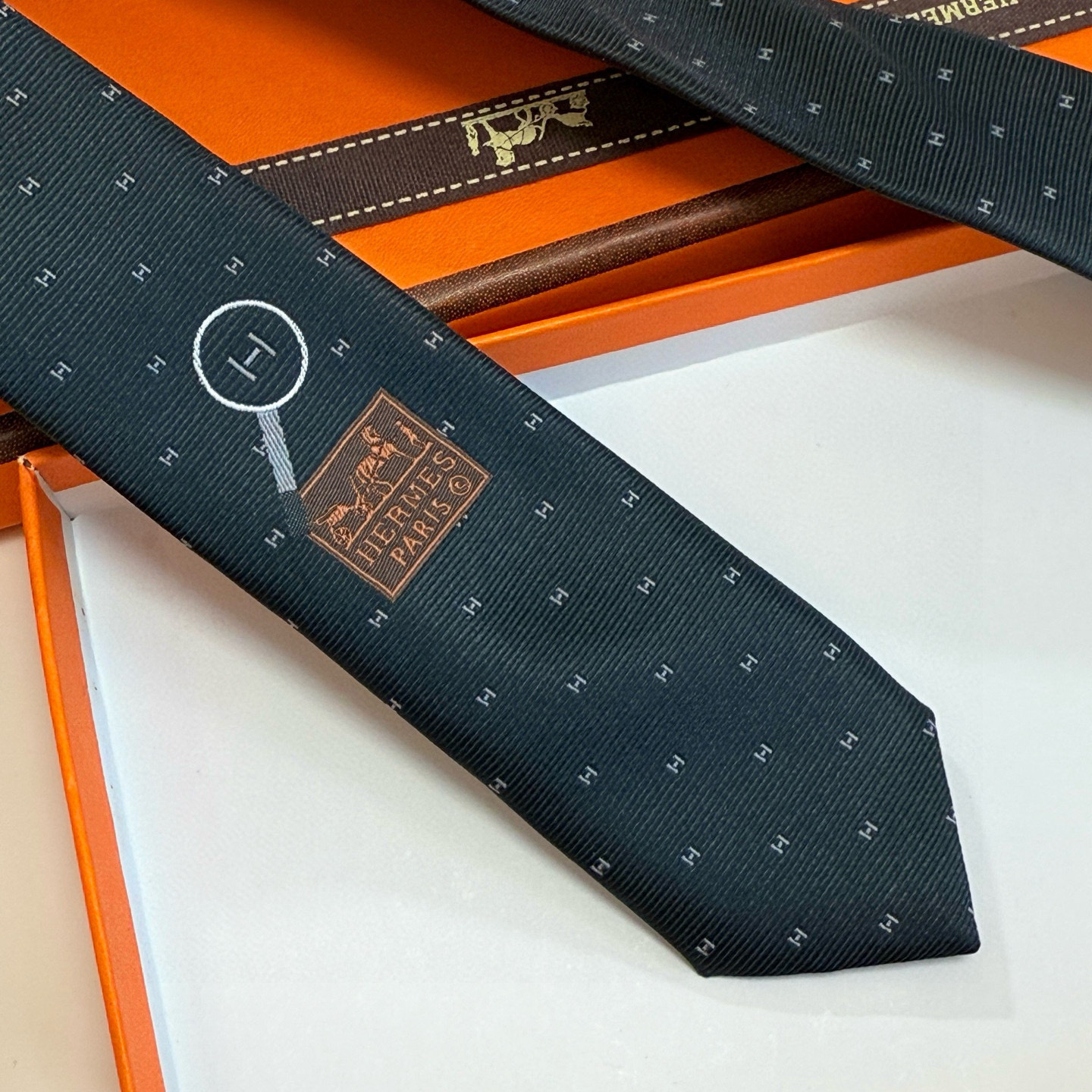 Hermès Navy Magnifying Glass Tie – Hermès ‘H’ Magnifying Glass Navy