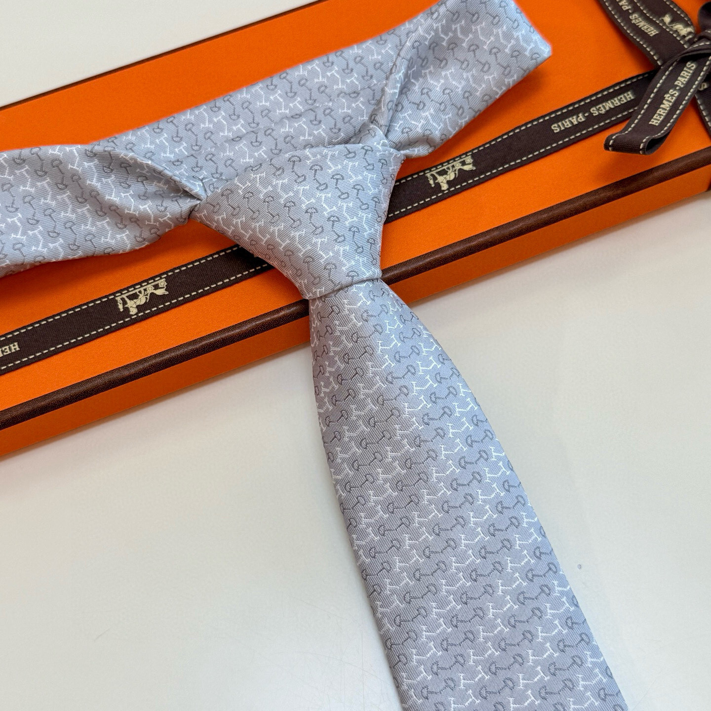 Hermès Light Blue Horsebit Silk Tie – Elegant Design