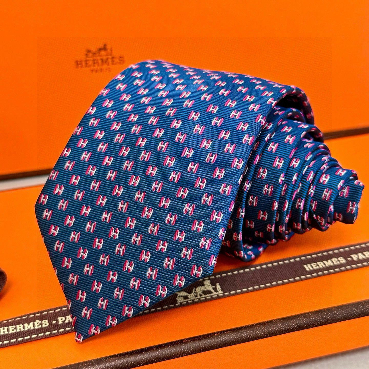 Hermès Navy ‘H’ Logo Silk Tie – Sophisticated Design