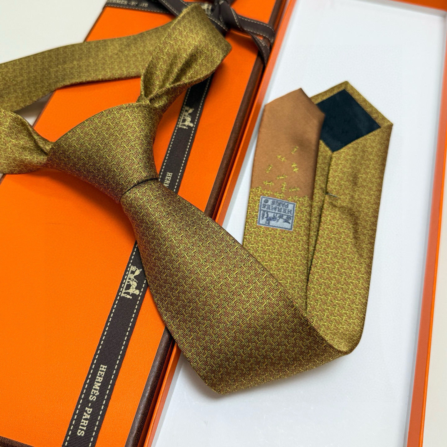 Hermès Gold Jacquard Silk Tie – Woven Texture