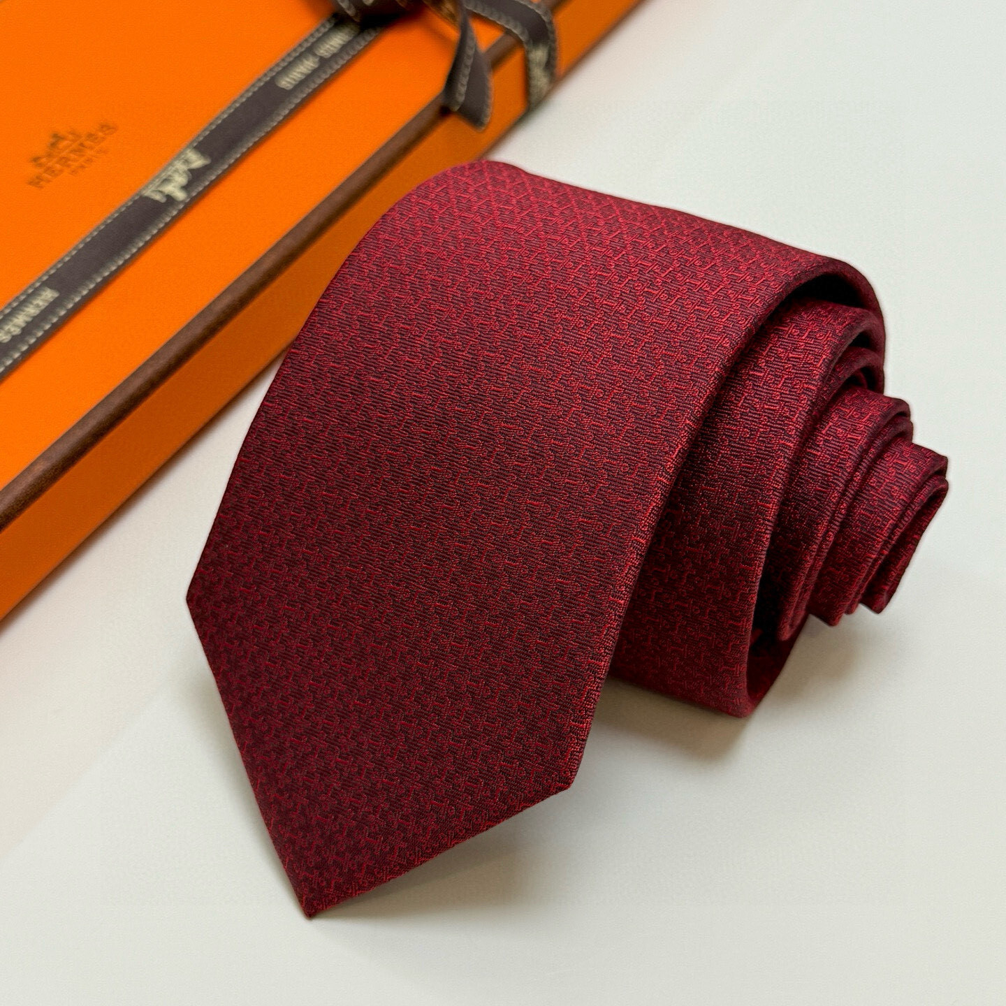 micro Hermès Burgundy Silk Tie – Hermès Burgundy Micro-Pattern Silk