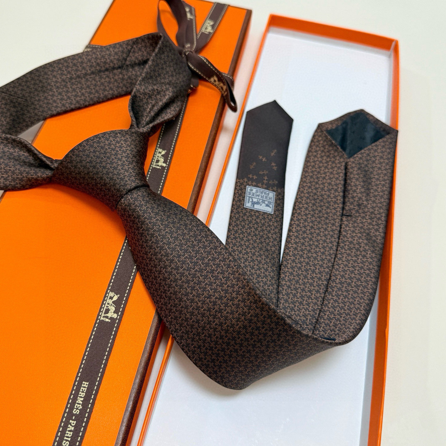 Hermès Brown Geometric Silk Tie designer – Hermès Brown Geometric Silk