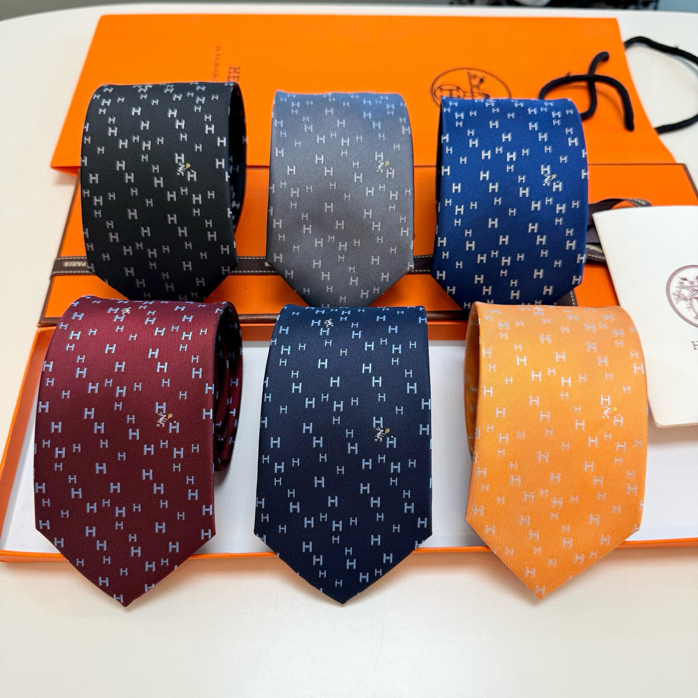 Hermès H-Logo Navy Blue Silk Tie – Modern Style