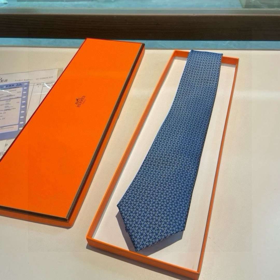 Hermès Azure Micro-Pattern Tie – Silk Elegance