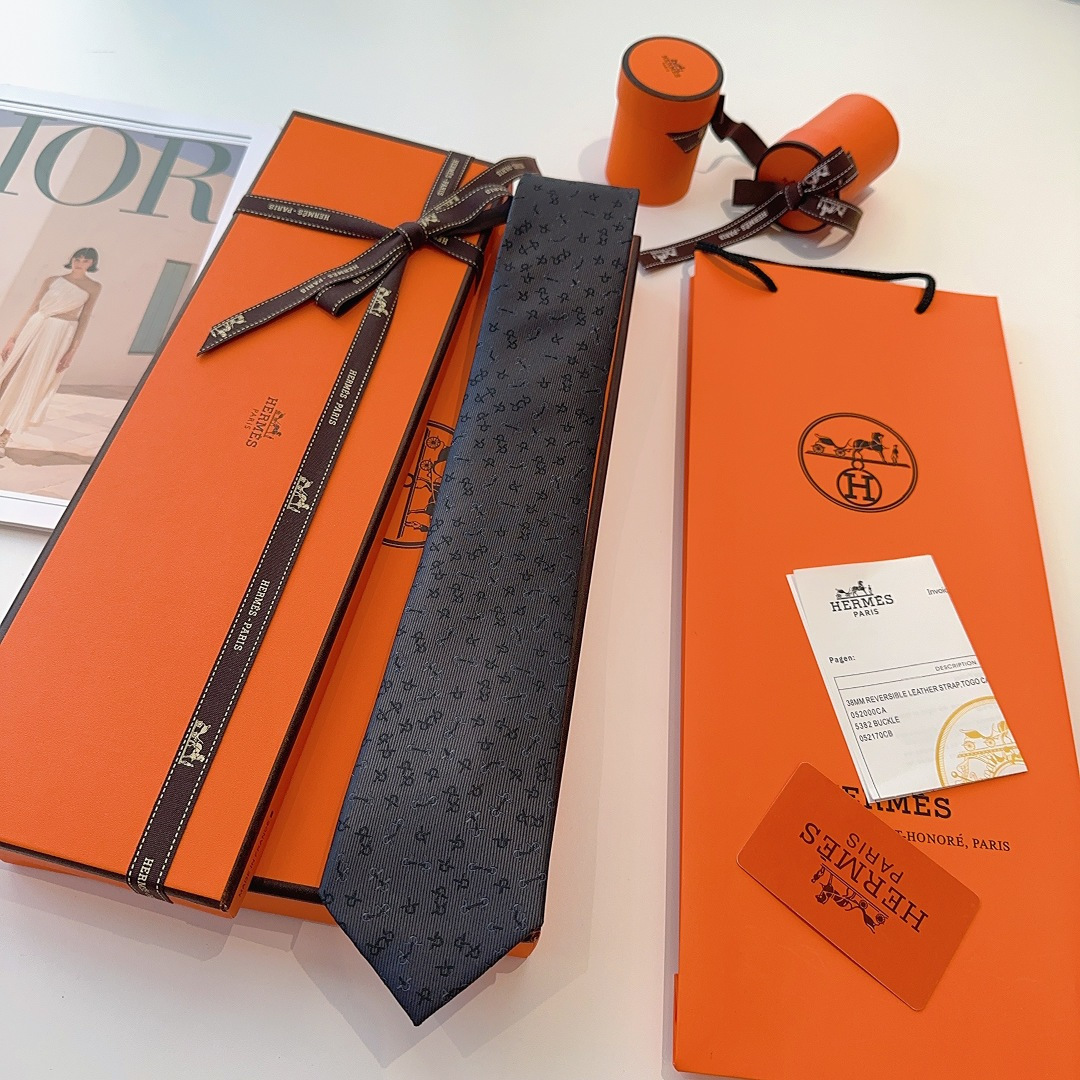 Hermès Gray Micro Pattern Silk Tie – Designer Elegance