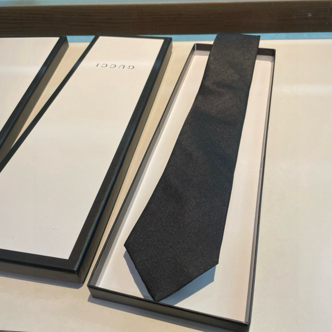 Gucci Black Silk Jacquard Tie – Elegant Style