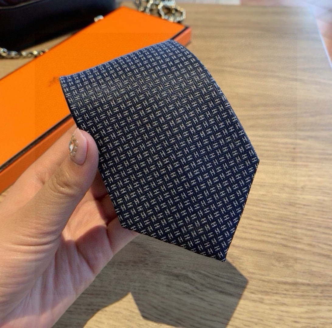 Hermès Micro ‘H’ Navy Silk Tie – Classic Design