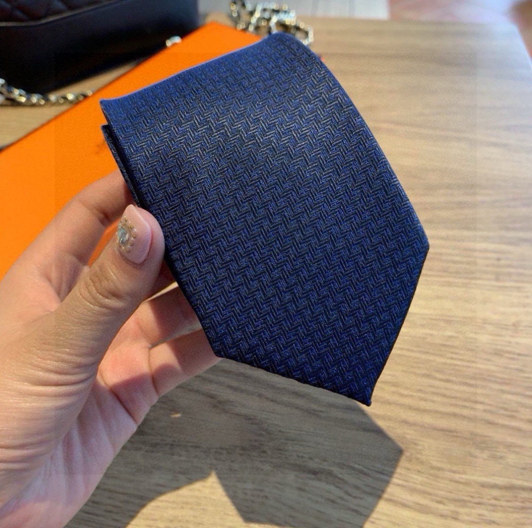 sophisticated Hermès Navy Geometric Silk Tie – Hermès Navy Geometric