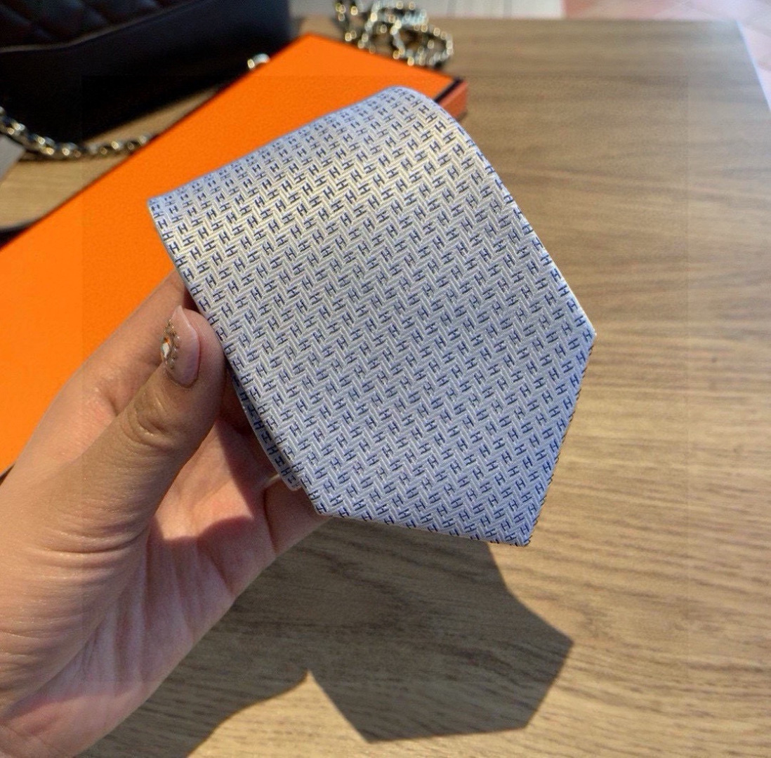 Hermès Light Blue Silk Tie pattern – Hermès Light Blue ‘H’ Pattern