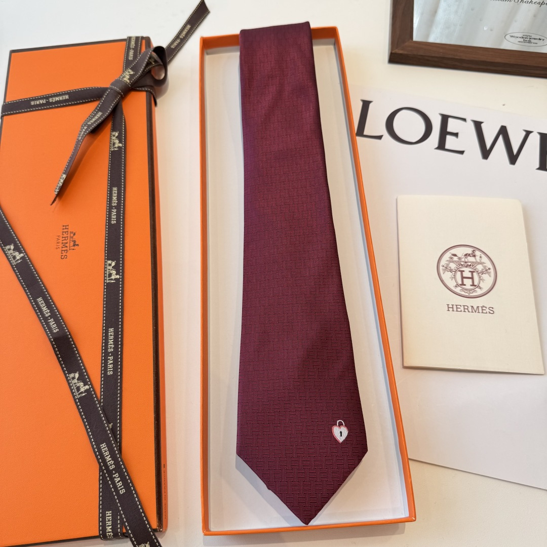 designer Hermès Burgundy Heart Lock Silk Tie – Hermès Burgundy Heart