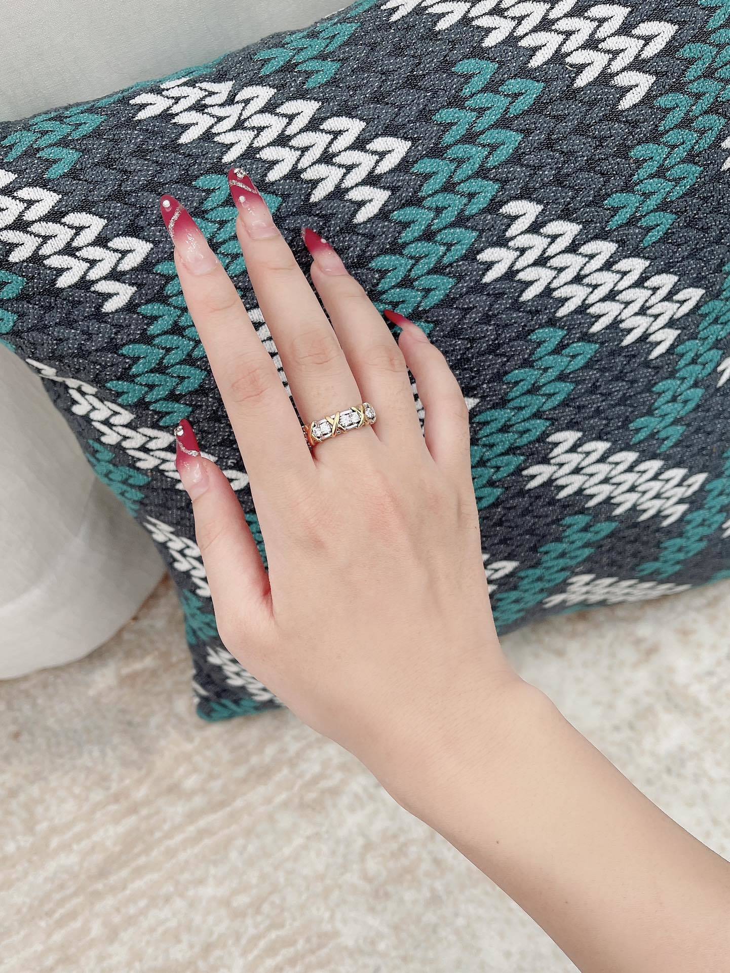 Elegant Gold Diamond Cluster Ring – Statement Jewelry