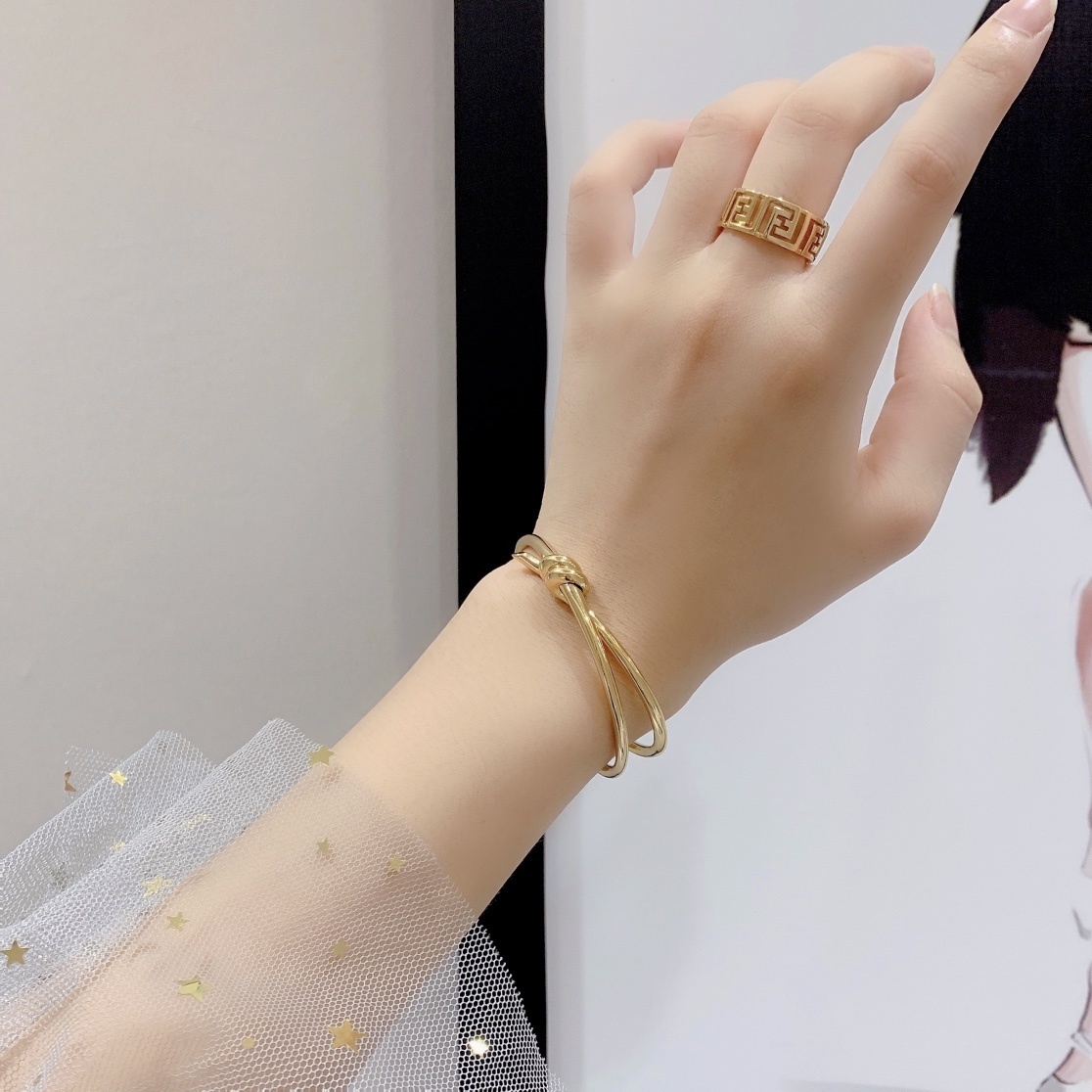 Elegant Knot Bangle – Premium Gold Plated Bracelet