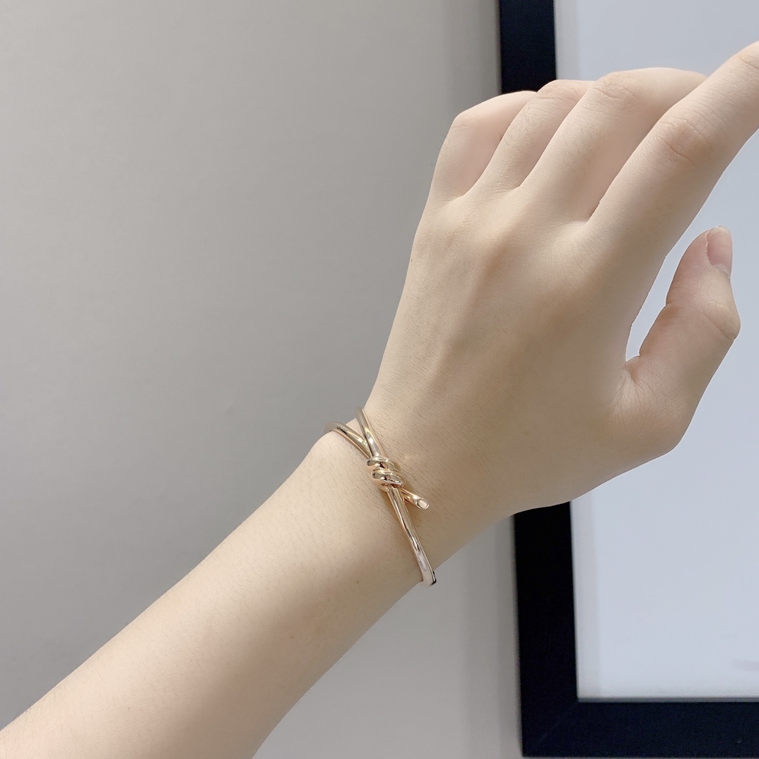 Elegant Knot Bangle Bracelet – Premium Quality