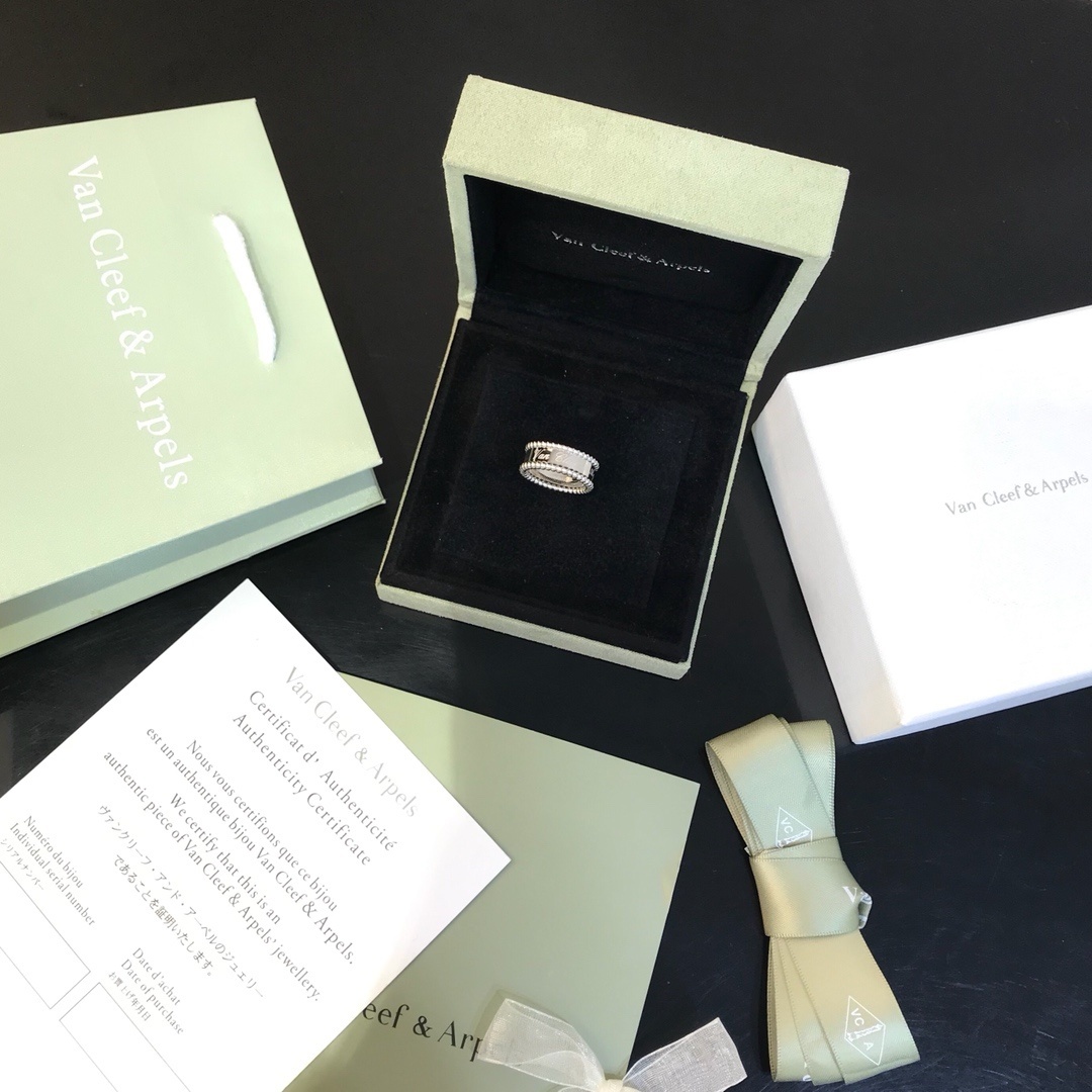 Van Cleef Perlée Diamonds Ring – White Gold