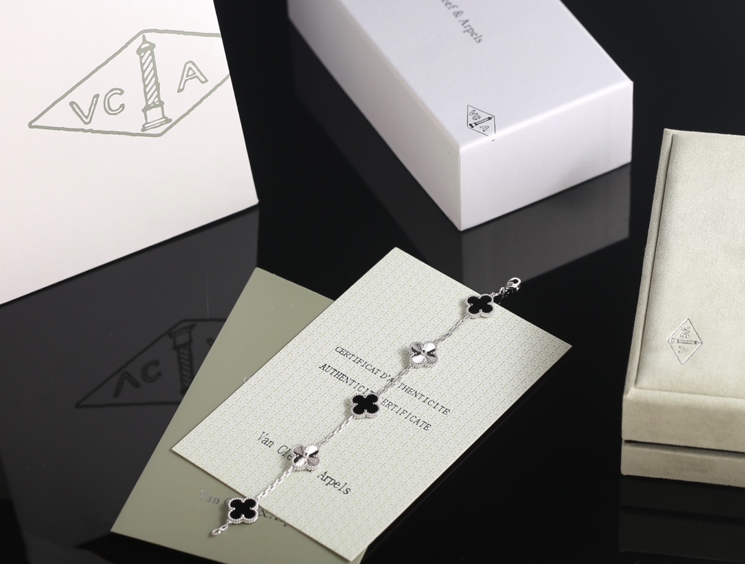Van Cleef & Arpels Premium Clover Bracelet