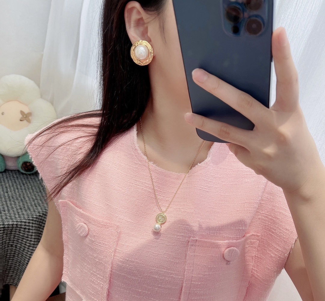 Saint Laurent Gold Pearl Stud Earrings – Designer Chic