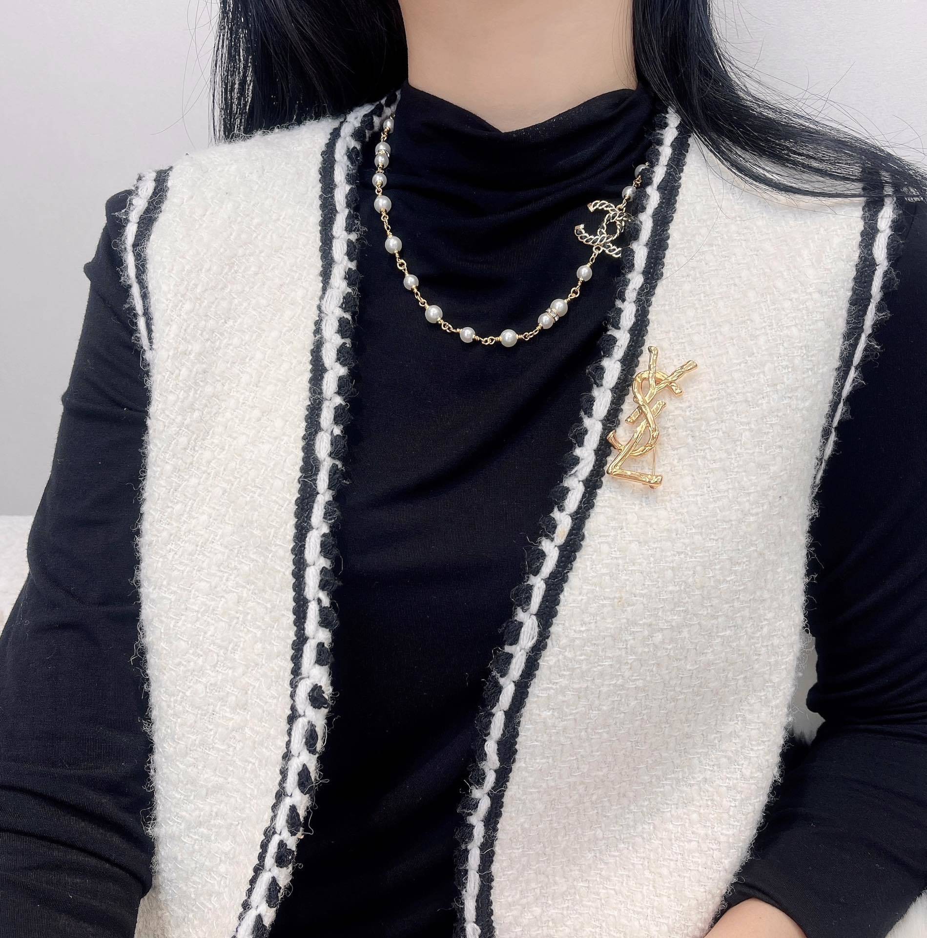 designer elegance Saint Laurent YSL Gold Brooch – Saint Laurent YSL