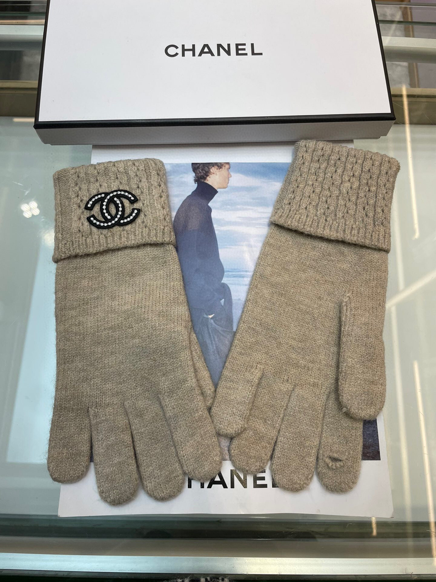 rhinestone Chanel Beige Wool Gloves – Chanel Beige Wool Gloves