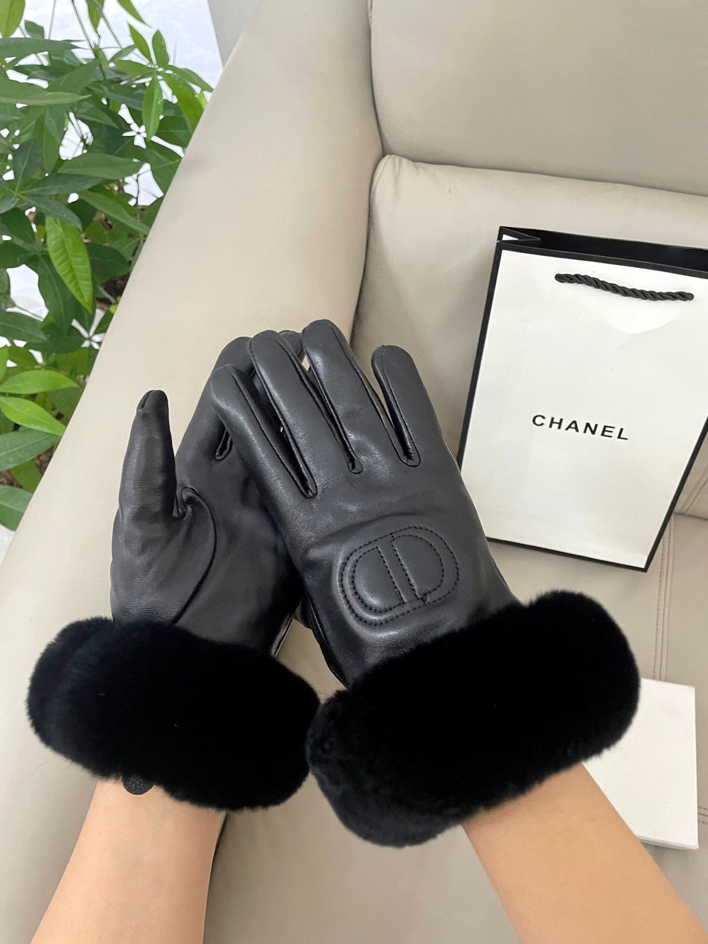 Dior Black Leather Gloves Fur Trim – Designer Luxury