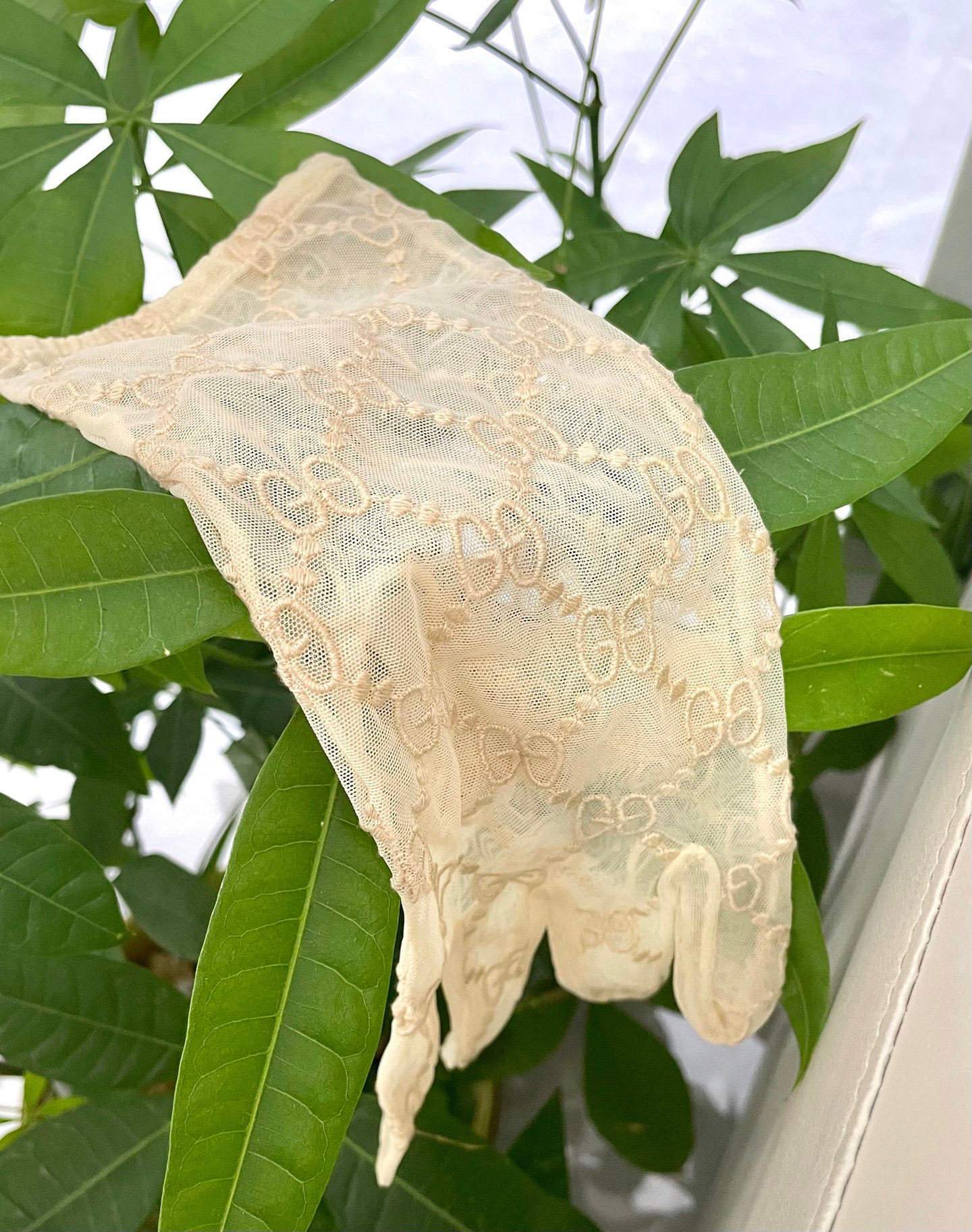 Gucci Beige Lace Gloves gg – Gucci Beige Lace GG Pattern Gloves