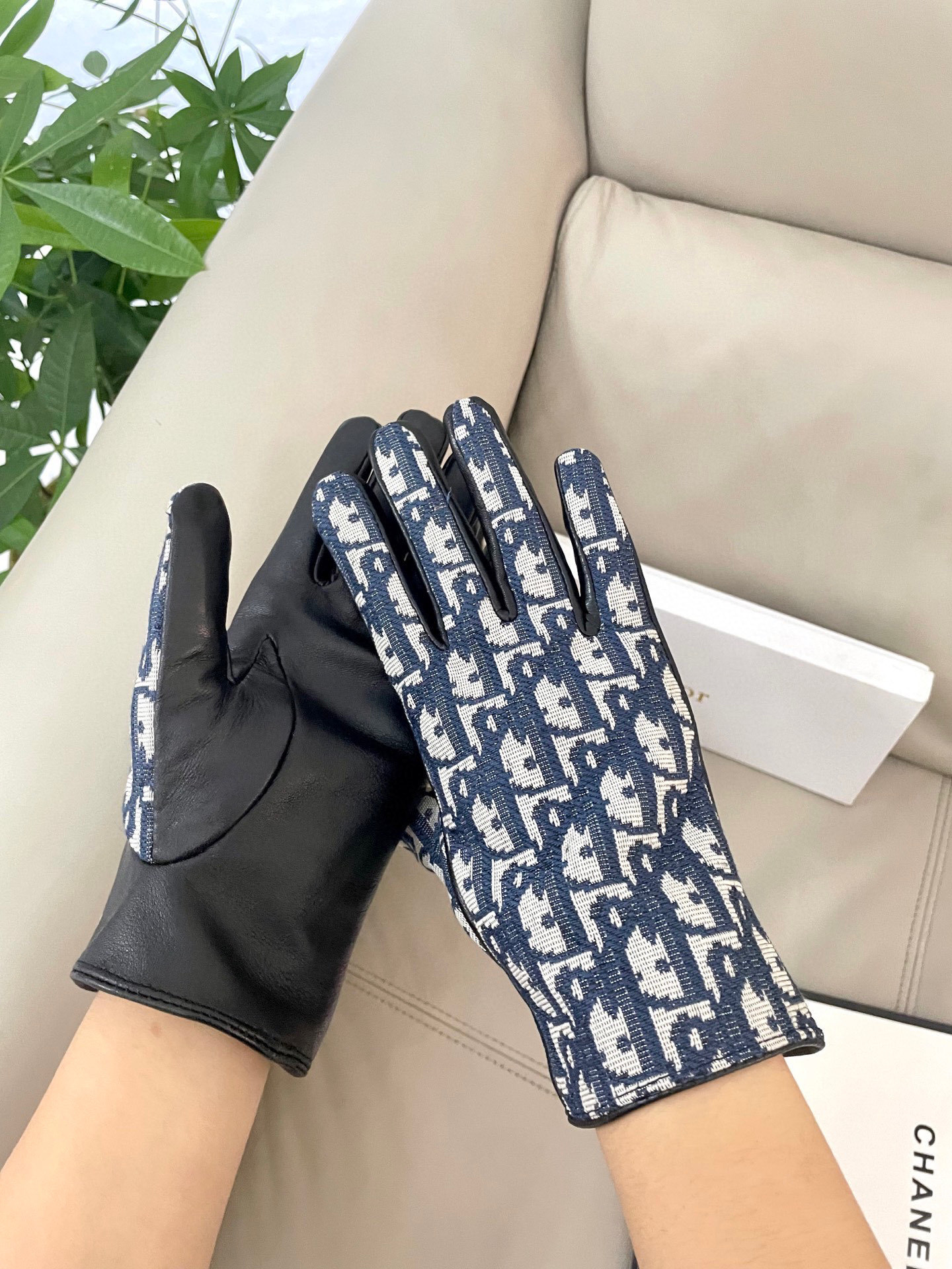 Dior Oblique Leather Gloves – Dior Oblique Pattern Leather Gloves
