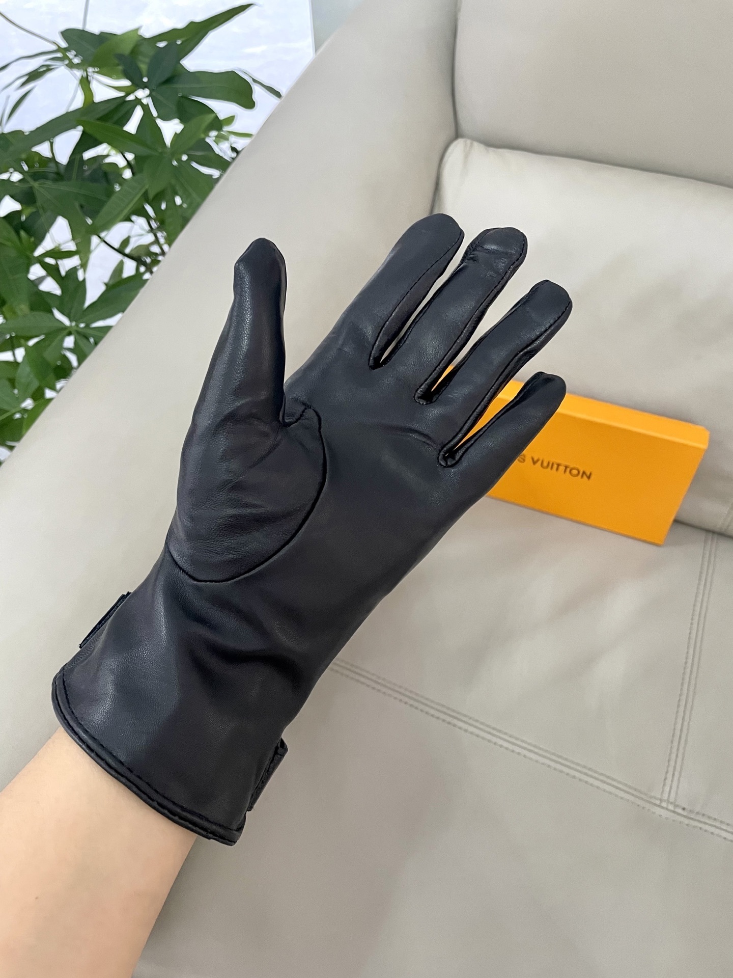 Louis Vuitton Black Monogram Gloves – Designer Luxury