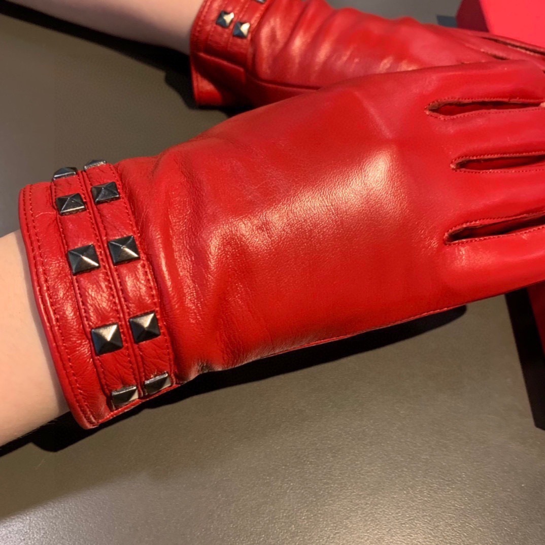 designer chic Valentino Red Studded Leather Gloves – Valentino Red