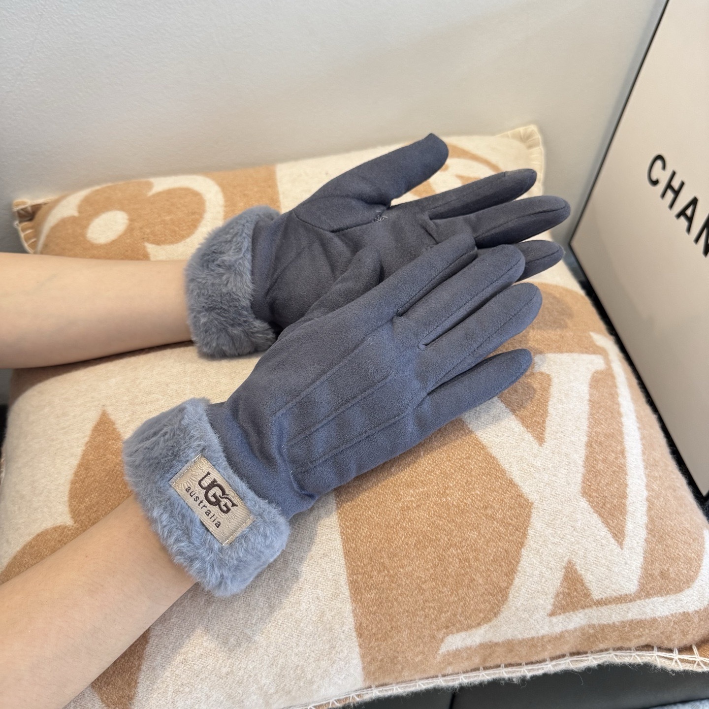 fur UGG Gray Suede Gloves – UGG Gray Suede Gloves with Fur Trim – Warm