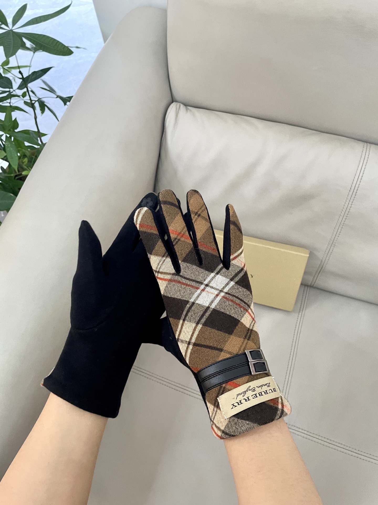 Burberry Plaid Leather Gloves – Burberry Plaid & Black Leather Gloves