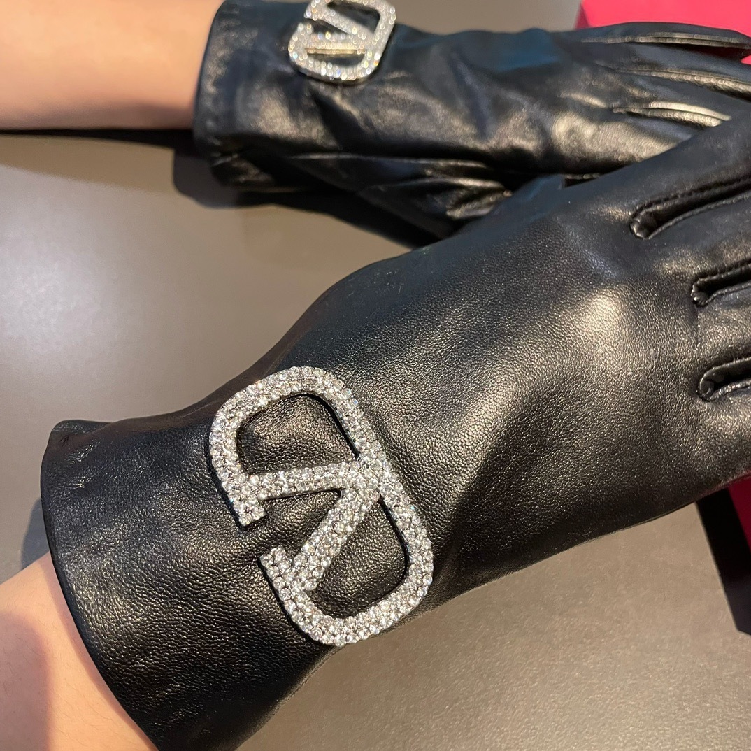Valentino Black Leather Gloves Crystal Logo – Chic Designer