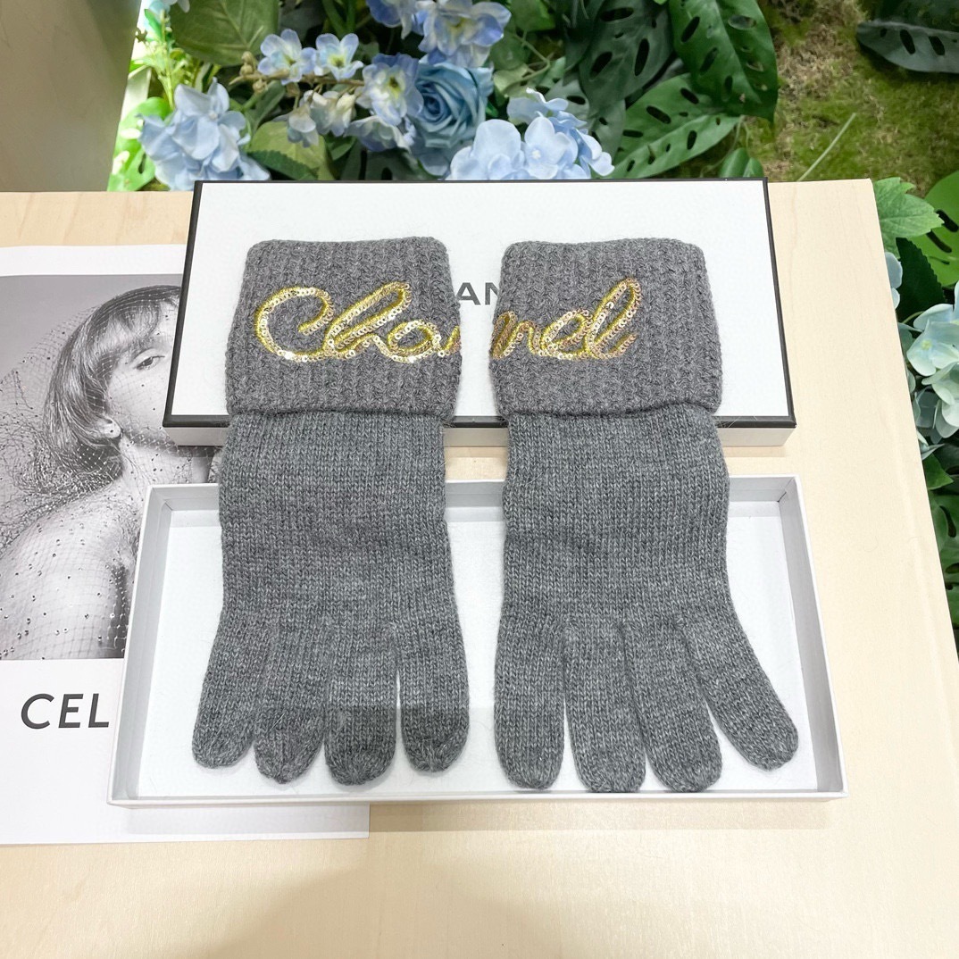 Chanel Grey Knit Gloves – Gold Logo Designer