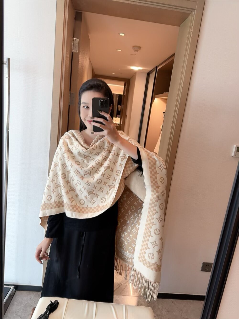 Louis Vuitton Beige Shawl monogram – Louis Vuitton Beige Monogram