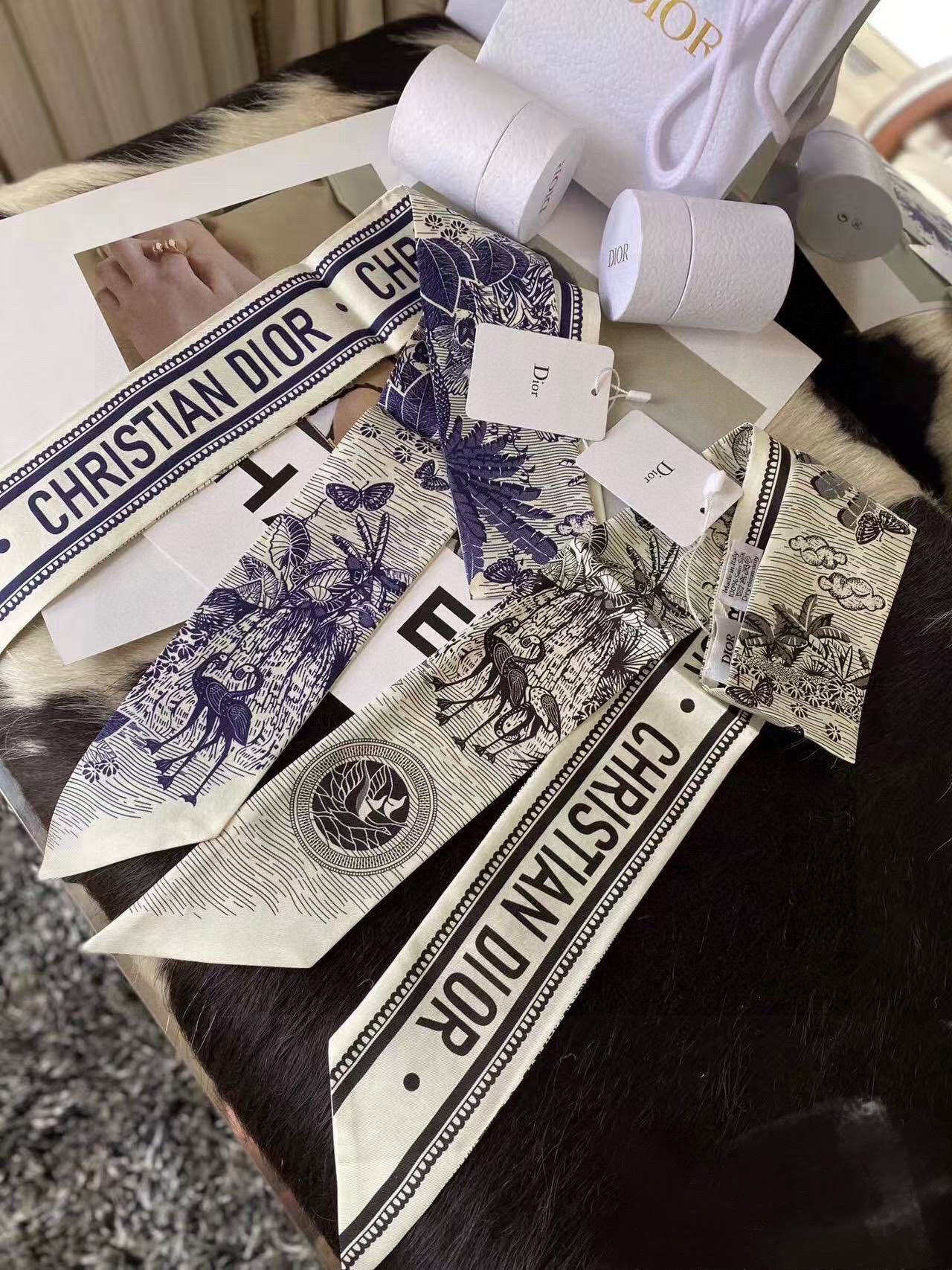 de Dior Blue Toile Scarf – Dior Blue Toile de Jouy Silk Mitzah Scarf