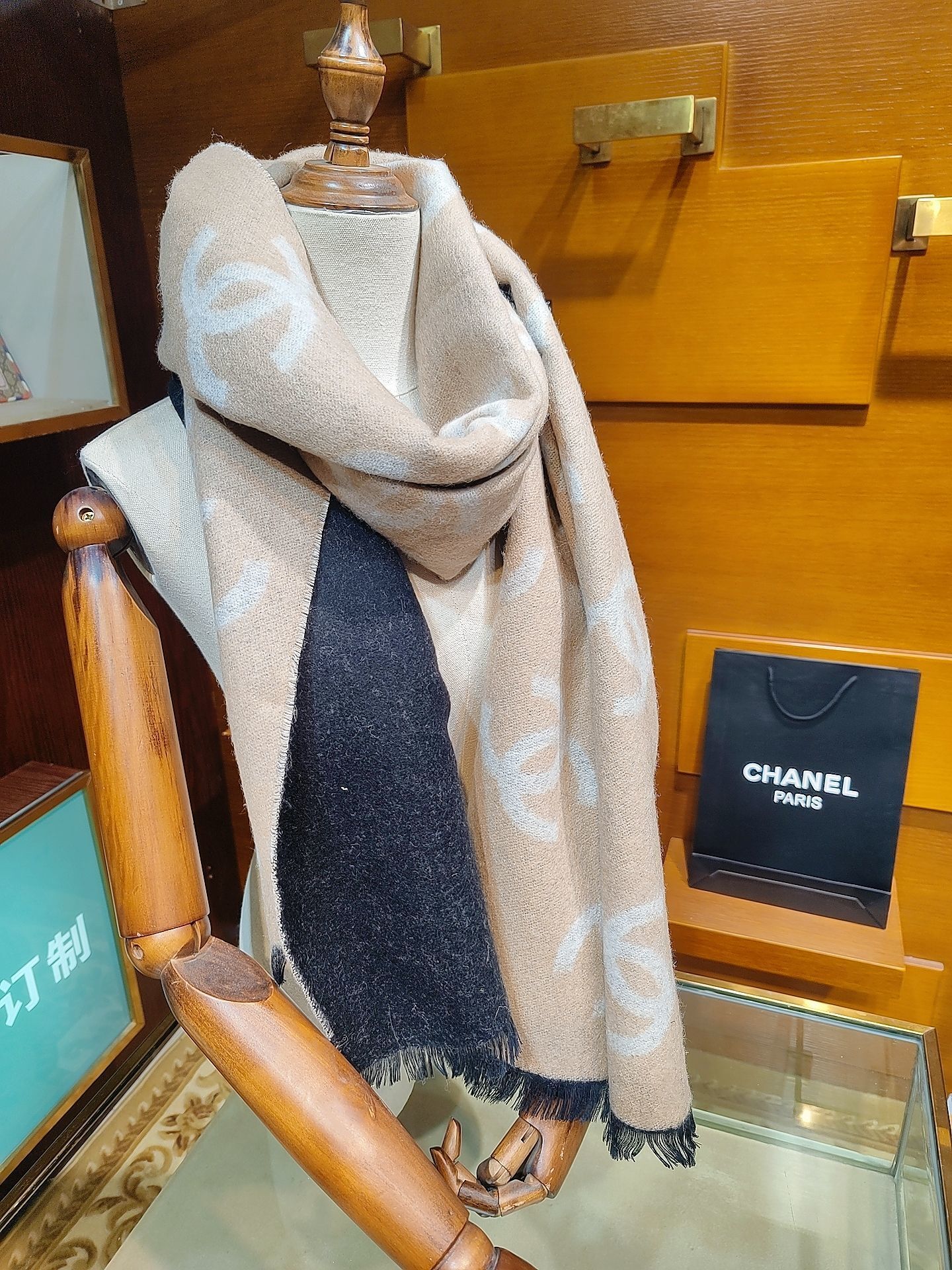 cc Chanel Beige Black Wool Scarf – Chanel Beige & Black Wool Scarf