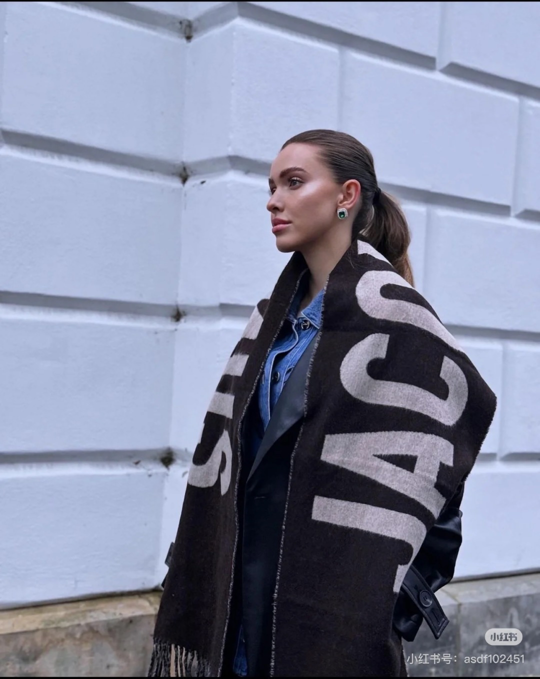 designer JACQUEMUS Brown Logo Wool Scarf – JACQUEMUS Brown Logo Wool