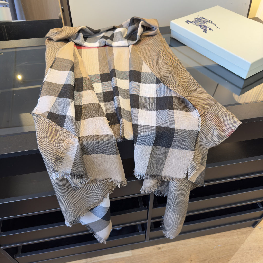 iconic Burberry Classic Check Wool Scarf – Burberry Classic Check Wool
