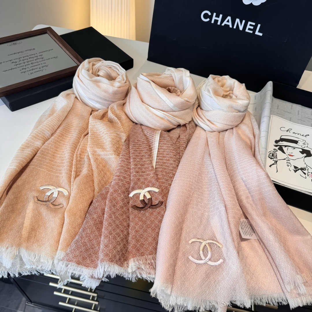 blend Chanel Beige Cashmere Scarf – Chanel Beige Cashmere Blend Scarf